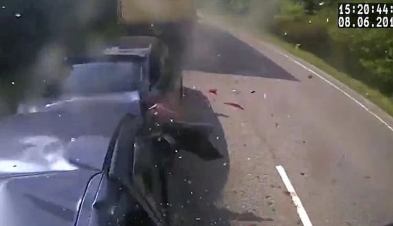 Τρομακτικό βίντεο με φορτηγό να πέφτει αφρενάριστο σε αυτοκίνητα